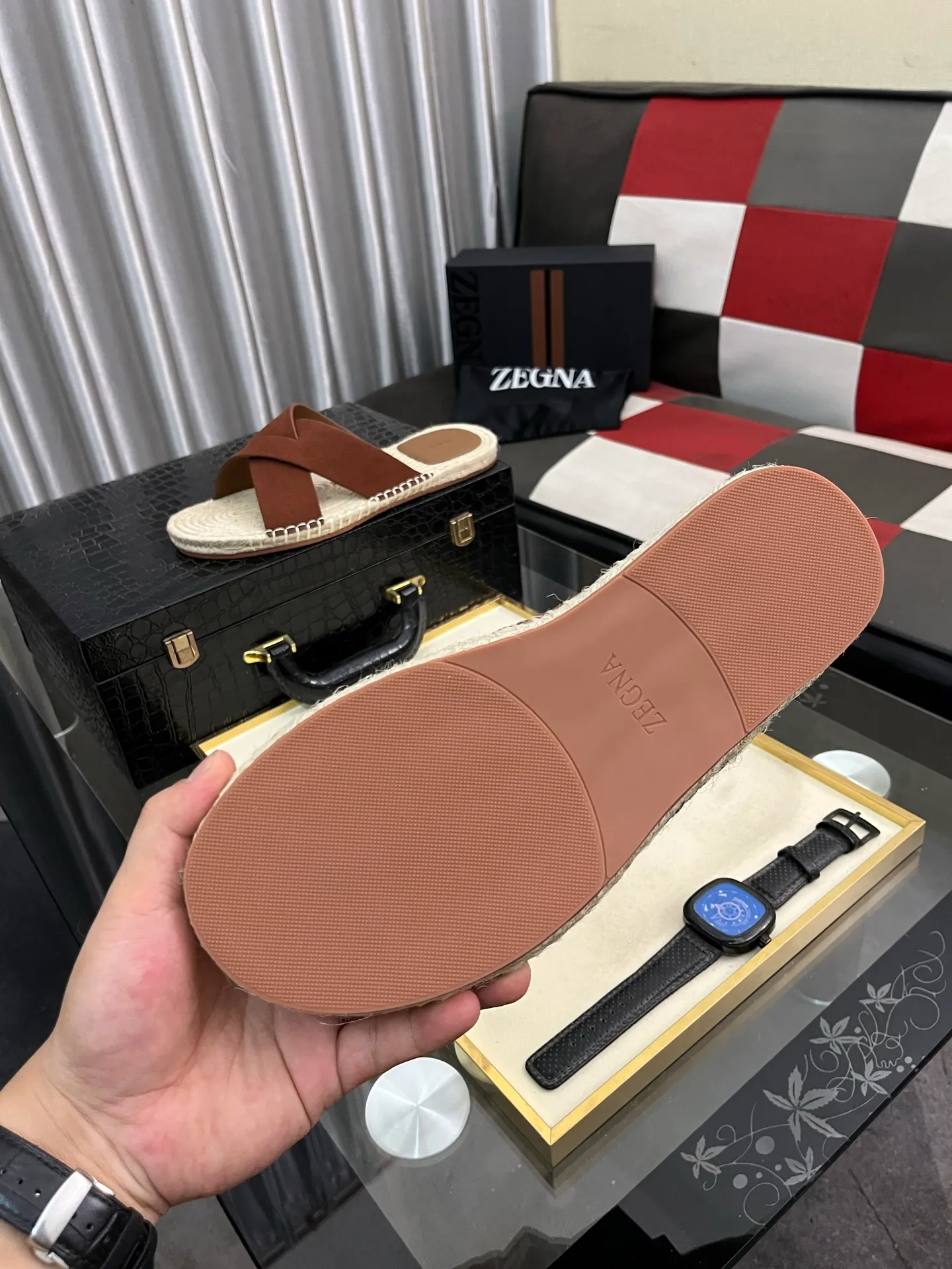 Men's shoes 💰320⌚️⌚️《HERMES》Hermès 💁♂️Men's casual slippers, compare the quality at the counter🧚🏿♂️ The upper layer has a stone pattern with clear texture, showing high-end, high-end, comfortable to wear and versatile. Purely hand-pulled, raw rubber breathable outsole, breathable and comfortable lambskin lining, 100% comfortable density, original rubber outsole wear-resistant code number 38-44. Can be customized 45-46-47